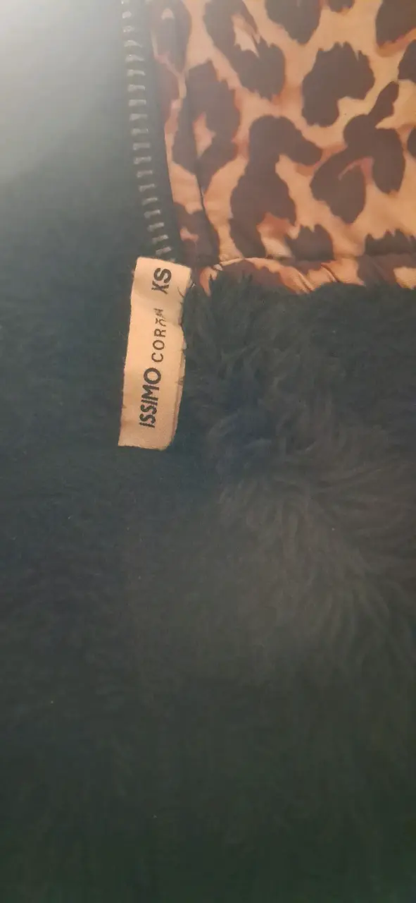Chaqueta de felpa negra con estampado animal print - 2