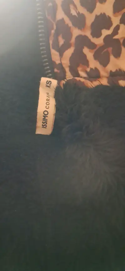 Chaqueta de felpa negra con estampado animal print - miniatura 2