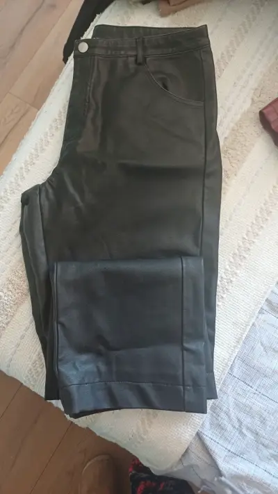 Pantalones de cuero sintético negros - miniatura 1