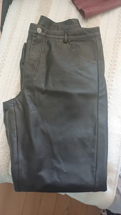 Pantalones de cuero sintético negros - miniatura 4