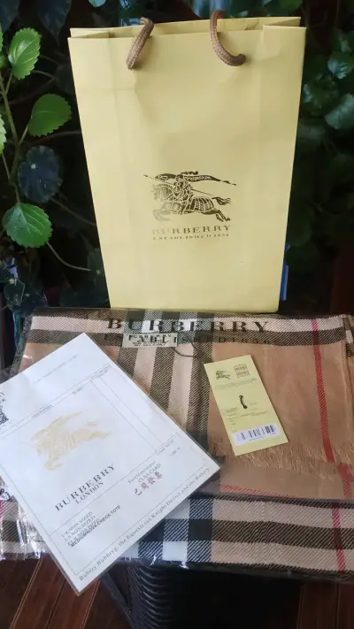 BUFANDA BURBERRY ORIGINAL – NUEVA CON ETIQUETAS Y - miniatura 1