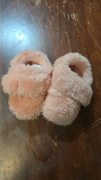 Pantuflas de bebé peludas rosadas - miniatura 1