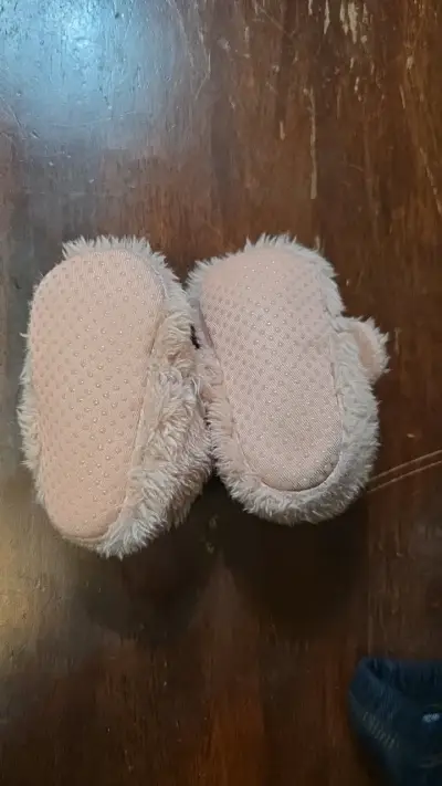Pantuflas de bebé peludas rosadas - miniatura 2