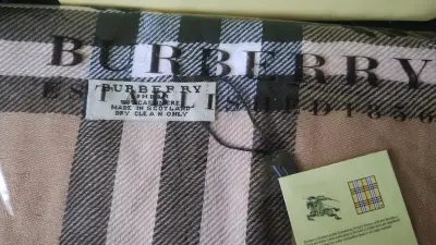 BUFANDA BURBERRY ORIGINAL – NUEVA CON ETIQUETAS Y - miniatura 3