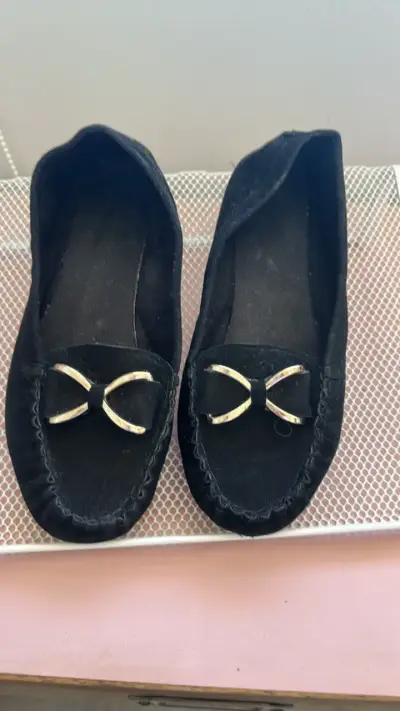 Mocasines negros con detalle de lazo - miniatura 1