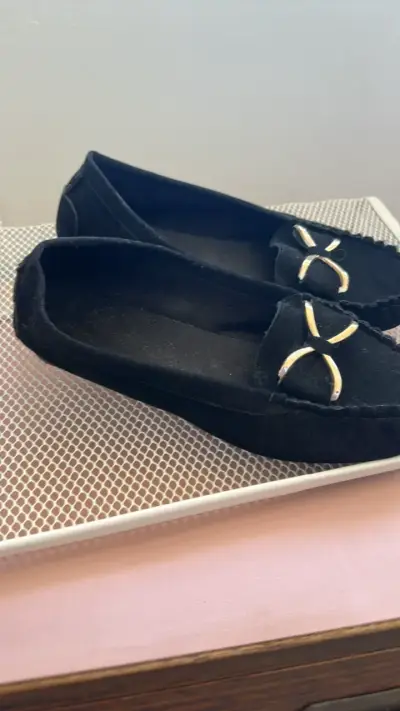 Mocasines negros con detalle de lazo - miniatura 2