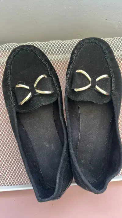Mocasines negros con detalle de lazo - miniatura 4