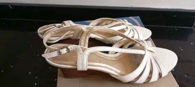 Sandalias de tacón blancas elegantes - miniatura 1