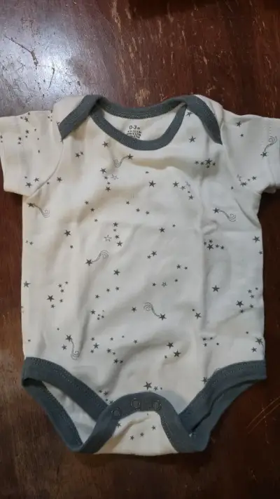 Body de bebé con estampado de estrellas - miniatura 1