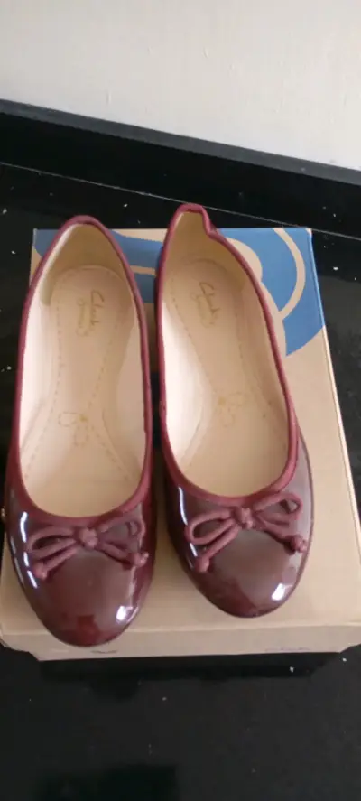 Zapatos planos Clarks burdeos con lazo - miniatura 1