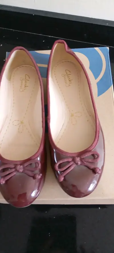 Zapatos planos Clarks burdeos con lazo - miniatura 2