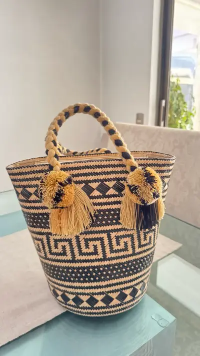 Bolso de mimbre artesanal con pompones - miniatura 1