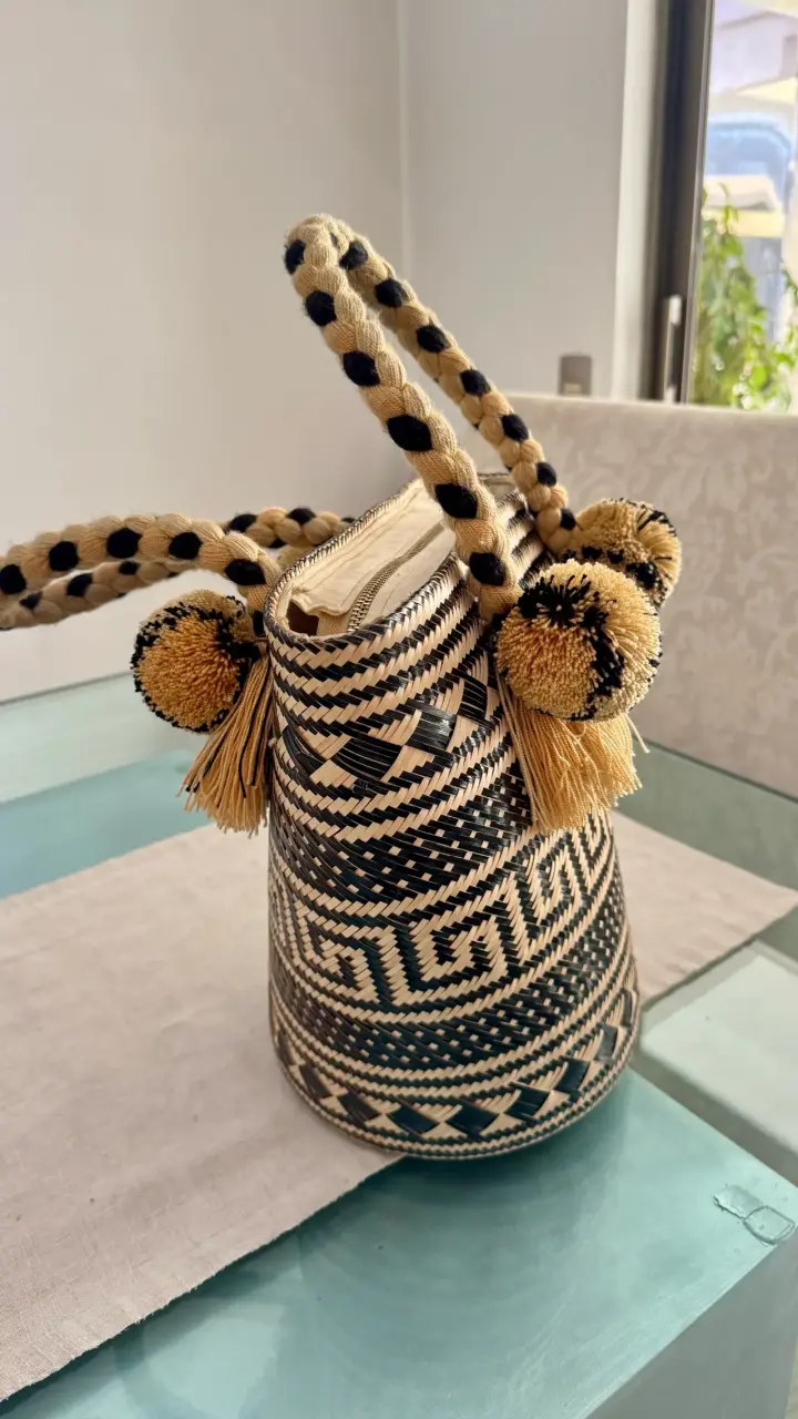 Bolso de mimbre artesanal con pompones - 2