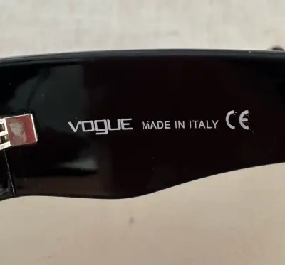 VoVogue Gafas de sol negras con estuche - miniatura 2