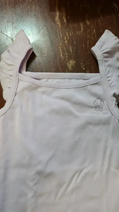 Body de bebé lila con volantes - miniatura 3