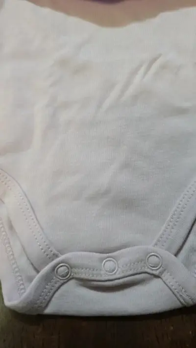 Body de bebé lila con volantes - miniatura 5