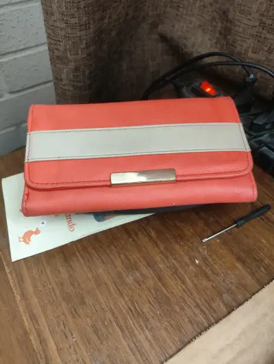 Billetera de cuero rojo y beige elegante - miniatura 1