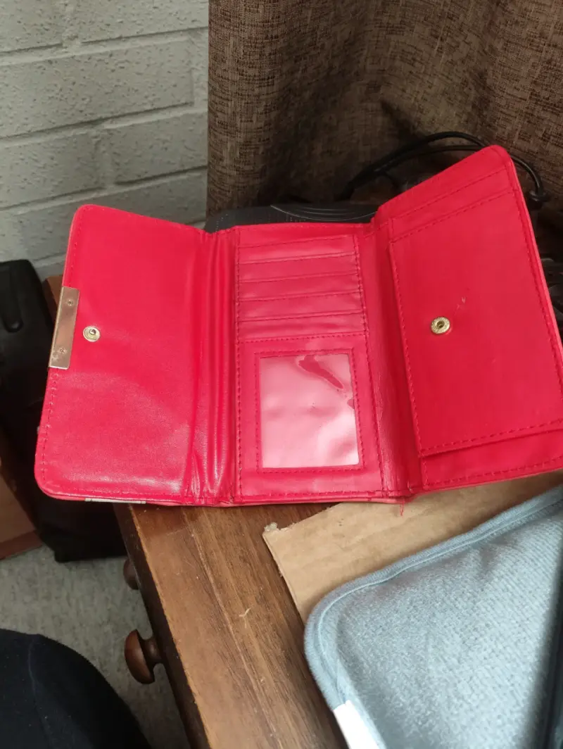 Billetera de cuero rojo y beige elegante - 2