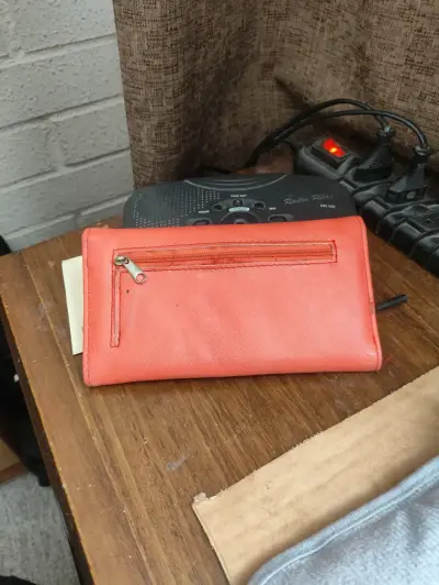 Billetera de cuero rojo y beige elegante - miniatura 3