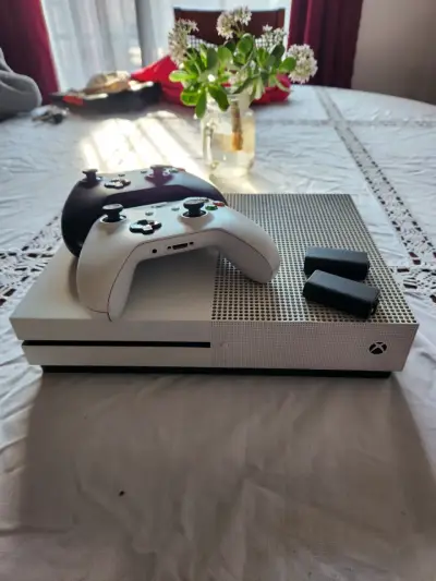 Consola Xbox One S con dos controles - miniatura 1