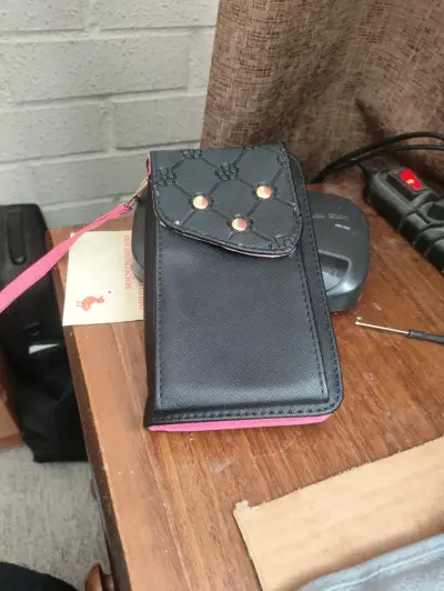 Cartera de mano negra con diseño floral - miniatura 1