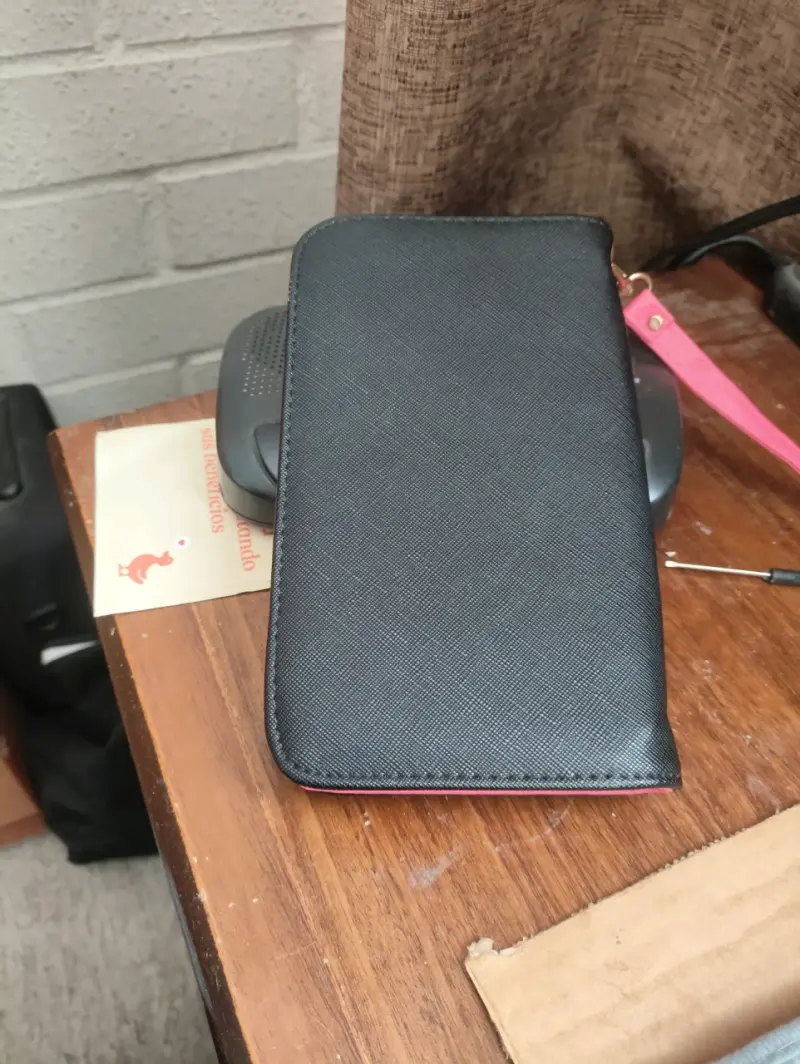Cartera de mano negra con diseño floral - 2