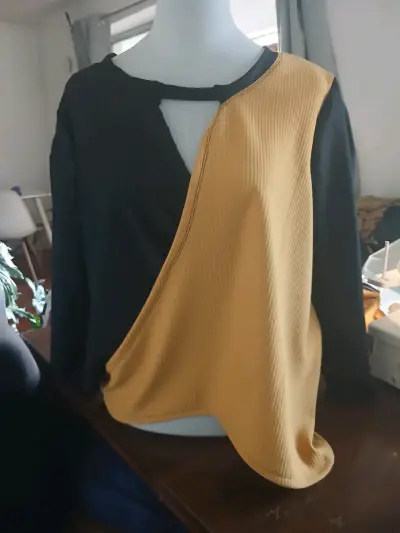 Blusa asimétrica bicolor negro y mostaza - miniatura 1