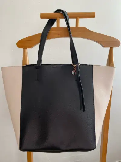 Bolso tote bicolor negro y beige elegante - miniatura 1