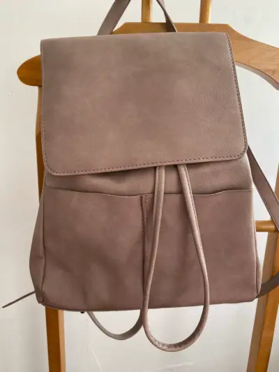 Mochila de cuero sintético color marrón - miniatura 1