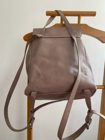 Mochila de cuero sintético color marrón - miniatura 2