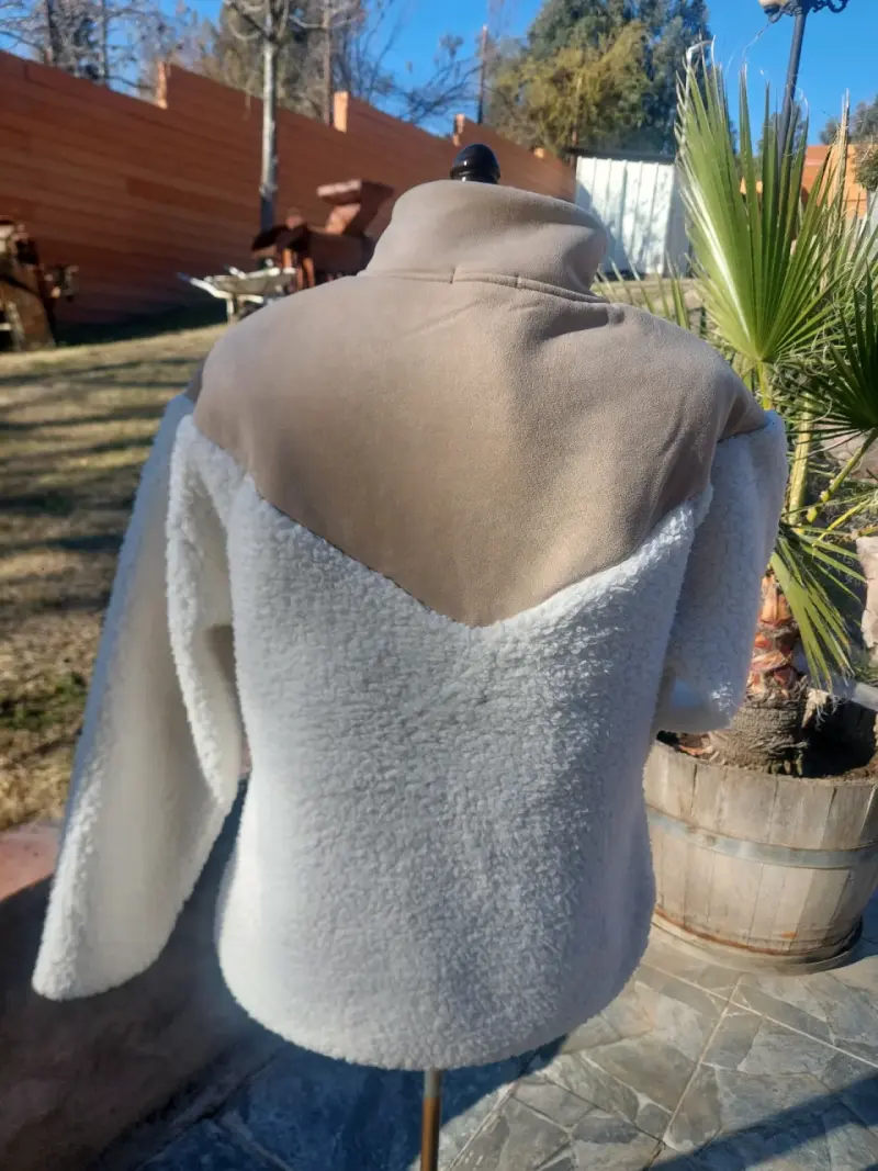 Suéter polar blanco con cuello alto - 2