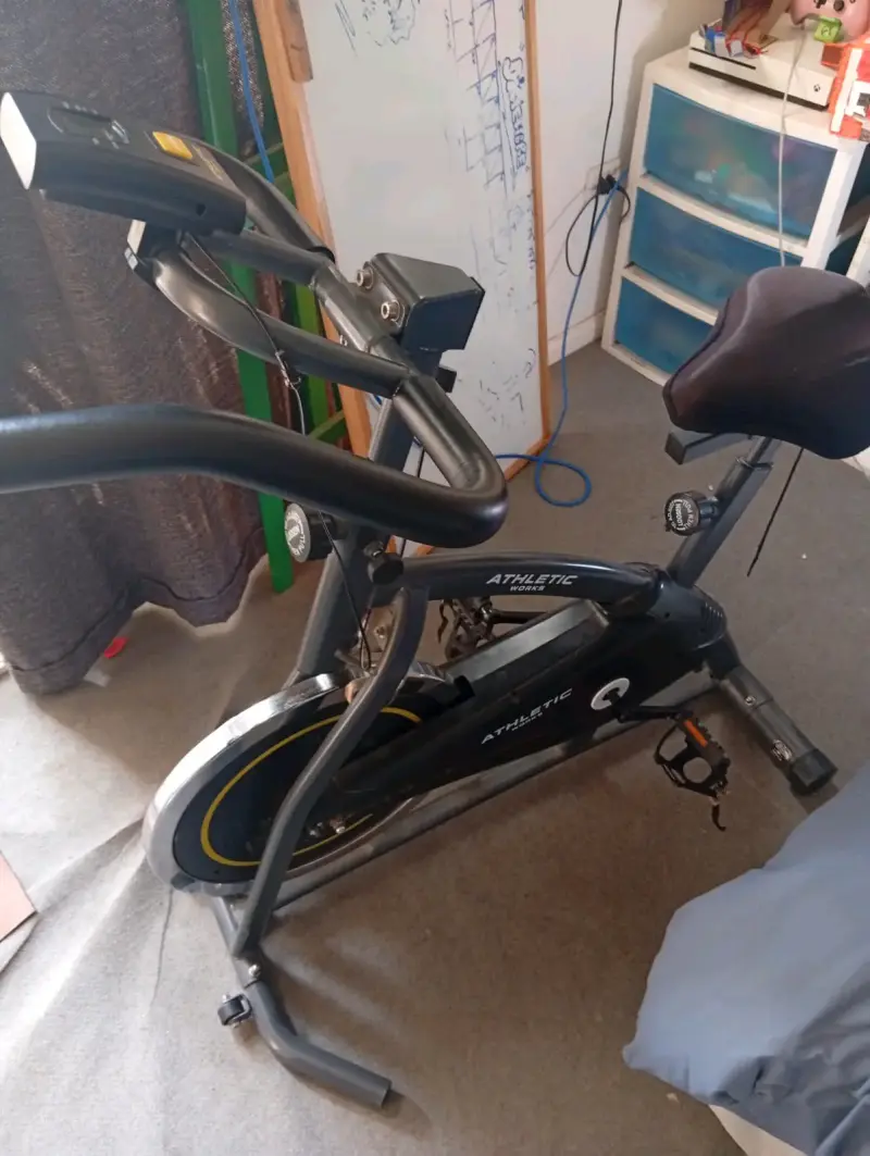 Bicicleta estática Athletic Works en buen estado - 2