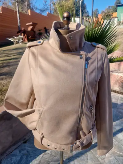 Chaqueta de gamuza beige con cierre asimétrico - miniatura 1