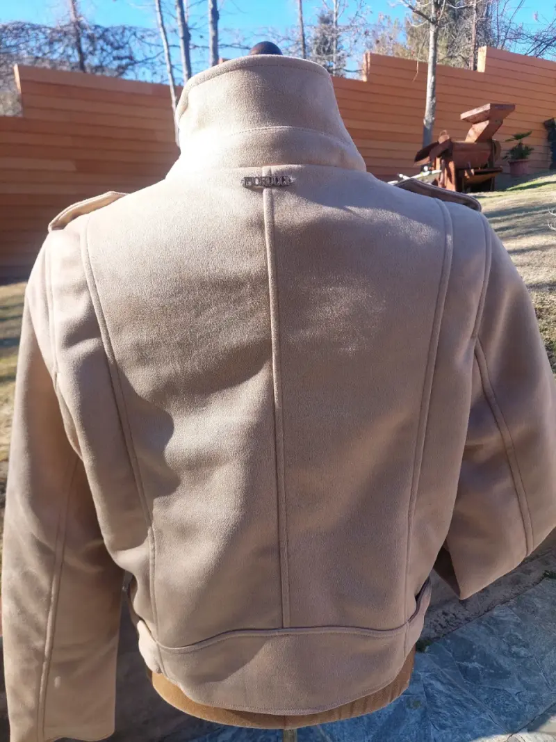 Chaqueta de gamuza beige con cierre asimétrico - 2