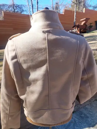 Chaqueta de gamuza beige con cierre asimétrico - miniatura 2