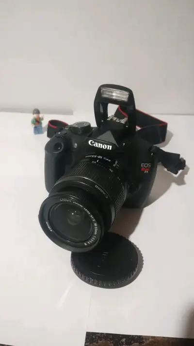 Cámara Canon EOS Rebel T5 con lente 18-55mm - miniatura 1