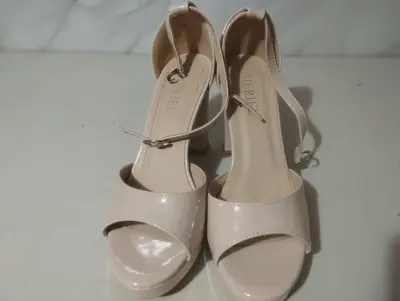 Sandalias de tacón beige - miniatura 1