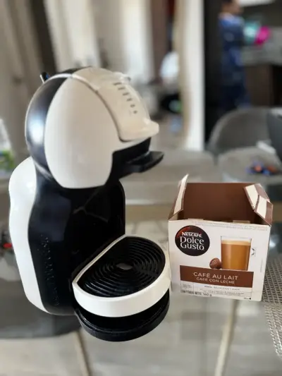 Cafetera Nescafé Dolce Gusto blanca y negra - miniatura 1