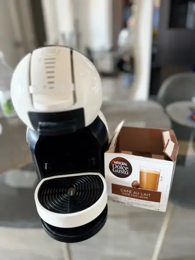 Cafetera Nescafé Dolce Gusto blanca y negra - miniatura 2