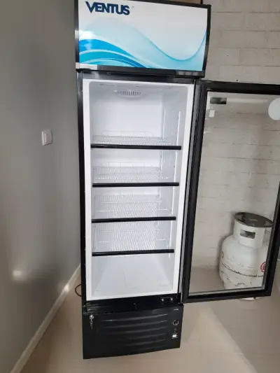 Refrigerador exhibidor Ventus vertical - miniatura 1