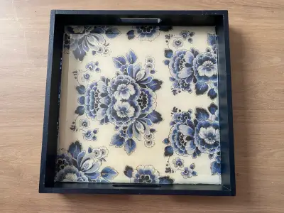 Bandeja decorativa con diseño floral azul - miniatura 1