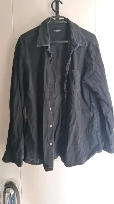 Camisa negra de mezclilla No Boundaries - miniatura 1