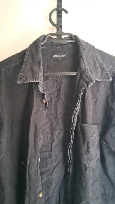 Camisa negra de mezclilla No Boundaries - miniatura 2