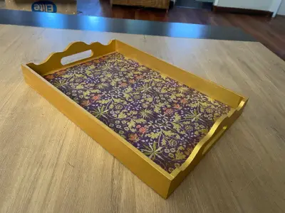 Bandeja decorativa de madera dorada - miniatura 1