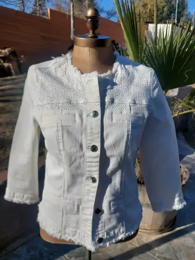 Chaqueta de mezclilla blanca con detalles brillantes - miniatura 1