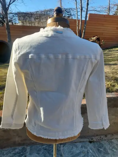 Chaqueta de mezclilla blanca con detalles brillantes - miniatura 2