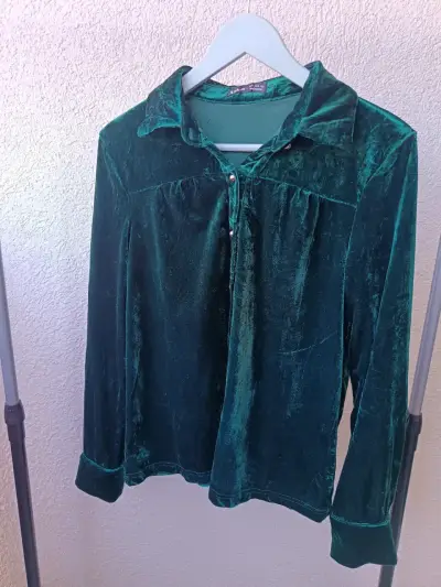 Blusa de terciopelo verde elegante - miniatura 1