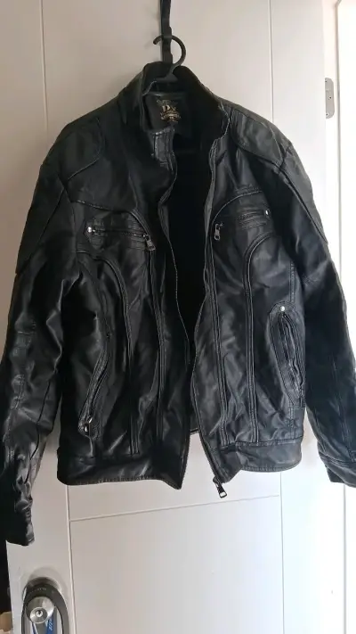 Chaqueta de cuero negra estilo motociclista - miniatura 1