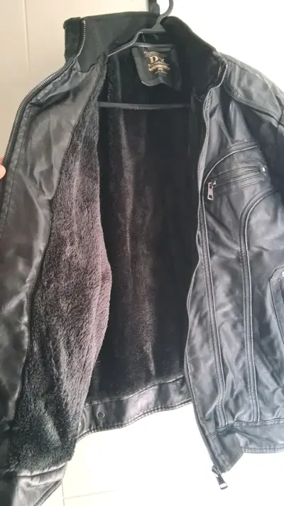 Chaqueta de cuero negra estilo motociclista - miniatura 2