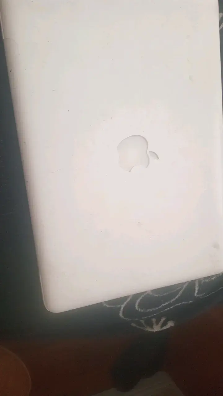 MacBook blanco en buen estado - 1